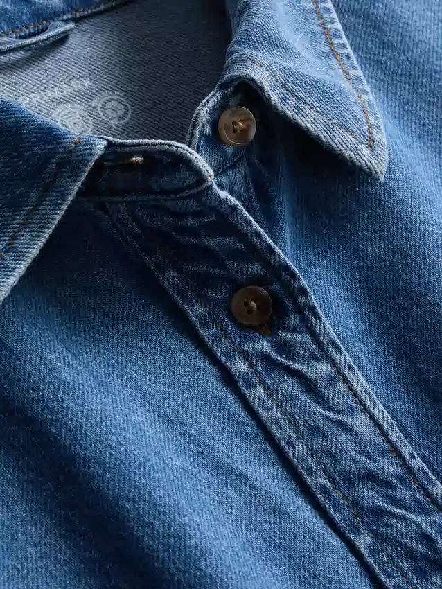Overhemd van katoenen denim met knopen en een relaxte pasvorm