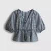 Paula Echevarría gestreepte seersuckerblouse met pofmouwen