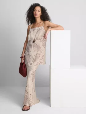 Paula Echevarría lang model cami-top van gekreukt satijn