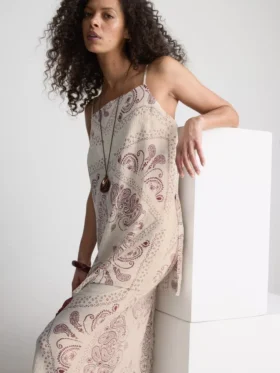 Paula Echevarría lang model cami-top van gekreukt satijn