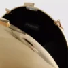 Paula Echevarría metallic ovale crossbodytas