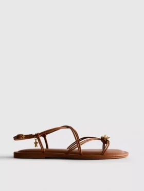 Paula Echevarría sandalen met bandjes en bedeltjes