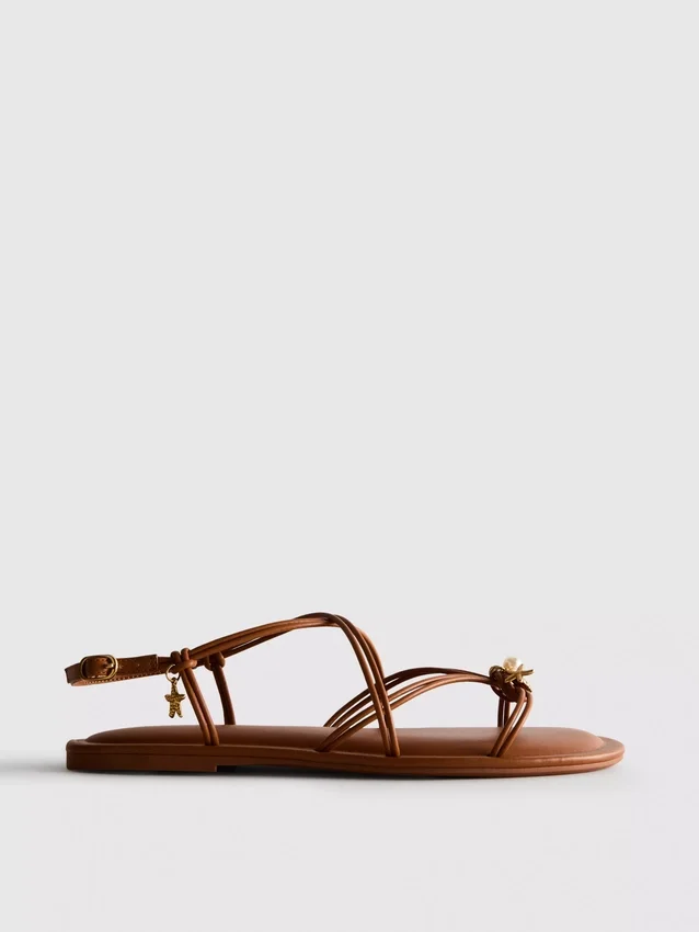 Paula Echevarría sandalen met bandjes en bedeltjes