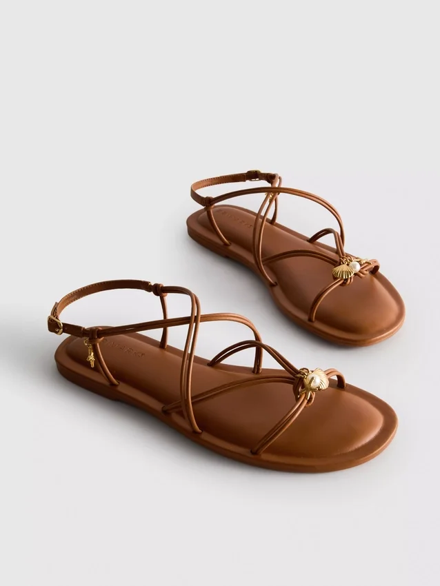 Paula Echevarría sandalen met bandjes en bedeltjes