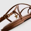 Paula Echevarría sandalen met bandjes en bedeltjes