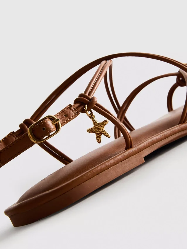 Paula Echevarría sandalen met bandjes en bedeltjes