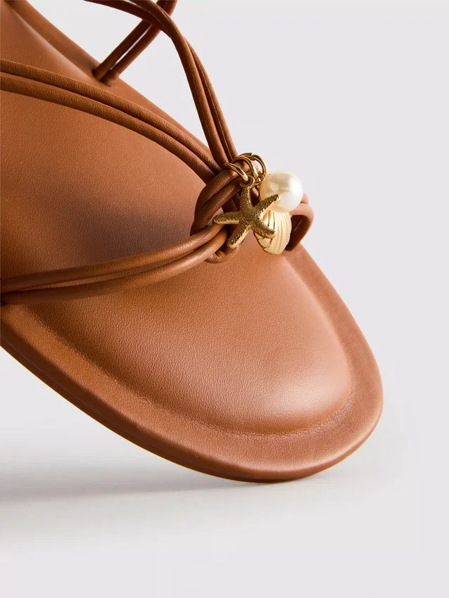 Paula Echevarría sandalen met bandjes en bedeltjes
