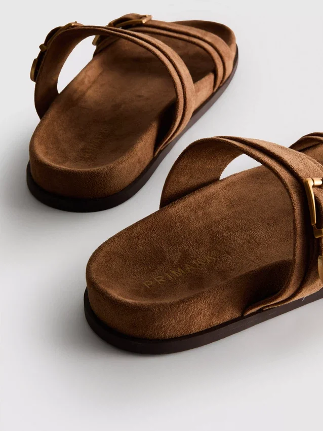 Paula Echevarría sandalen met dubbele bandjes en gesp