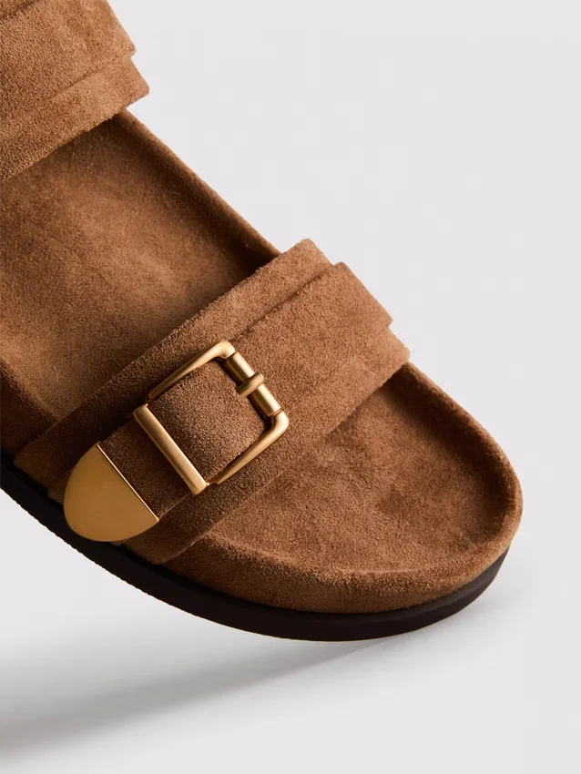 Paula Echevarría sandalen met dubbele bandjes en gesp
