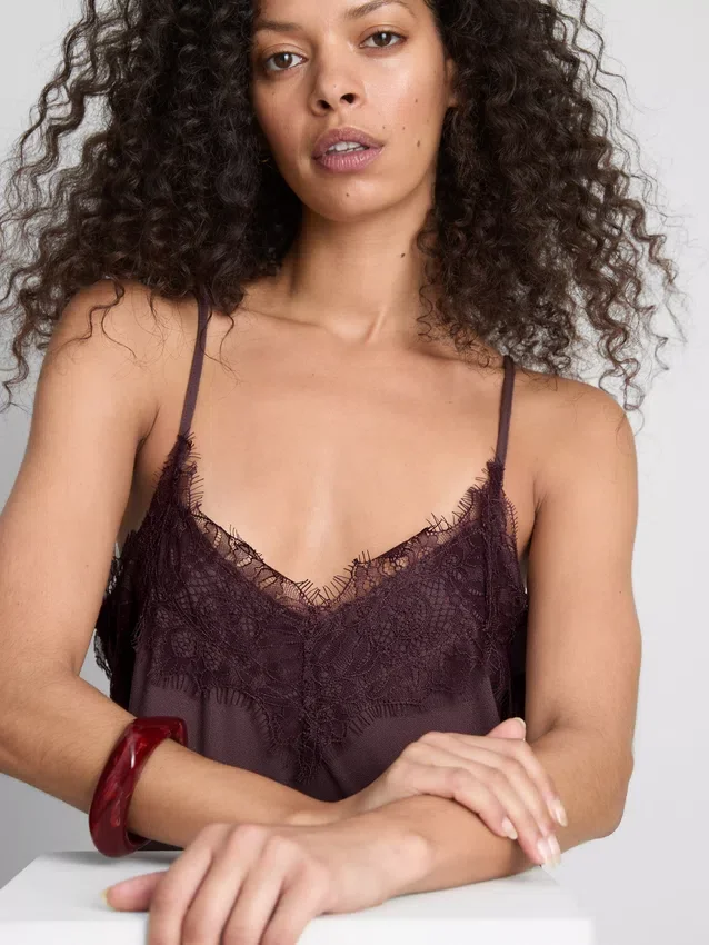 Paula Echevarría satijnen cami-top met kanten rand