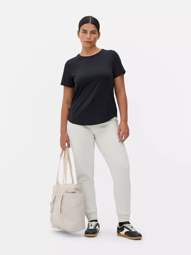 Performance-T-shirt met afgeronde zoom
