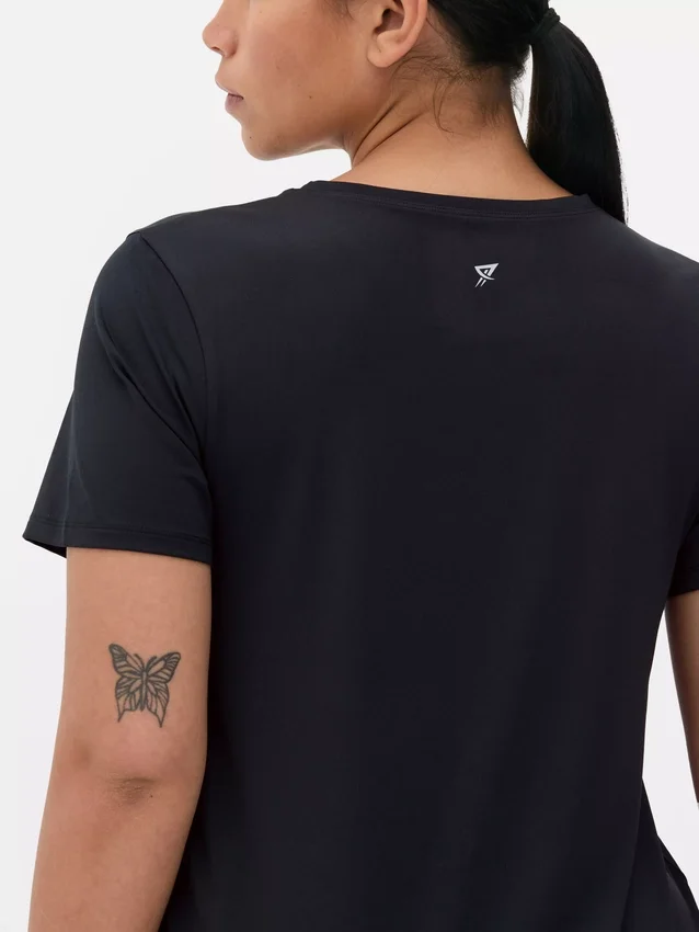Performance-T-shirt met afgeronde zoom