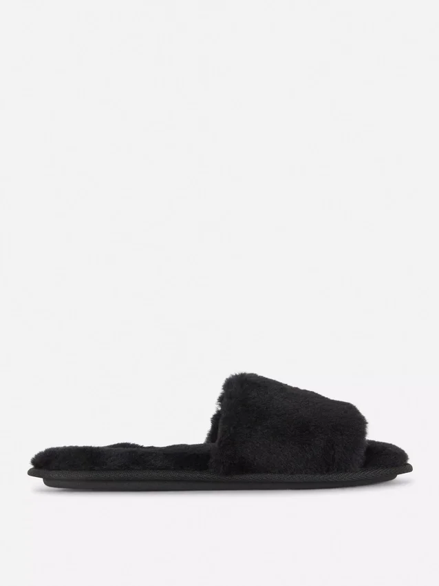 Pluizige pantoffels met gekruiste bandjes