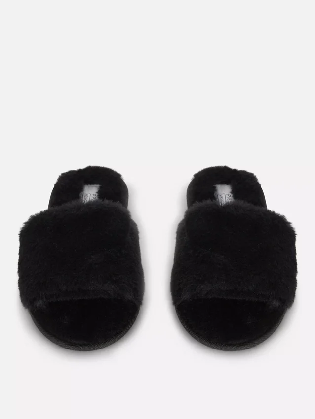 Pluizige pantoffels met gekruiste bandjes