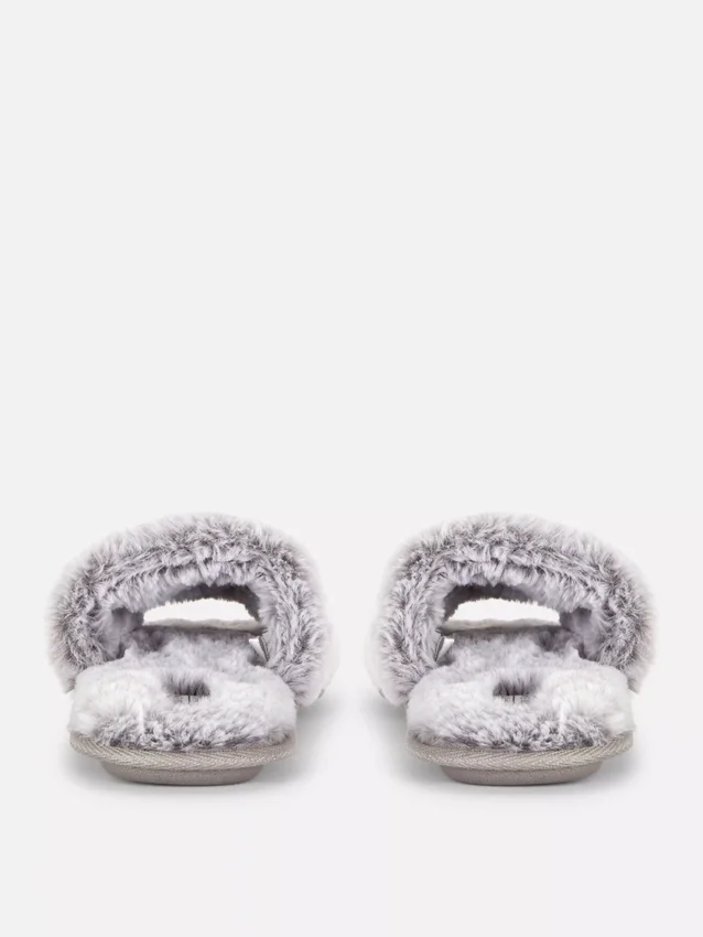Pluizige pantoffels met gekruiste bandjes
