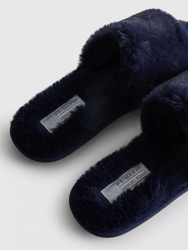 Pluizige pantoffels met gekruiste bandjes