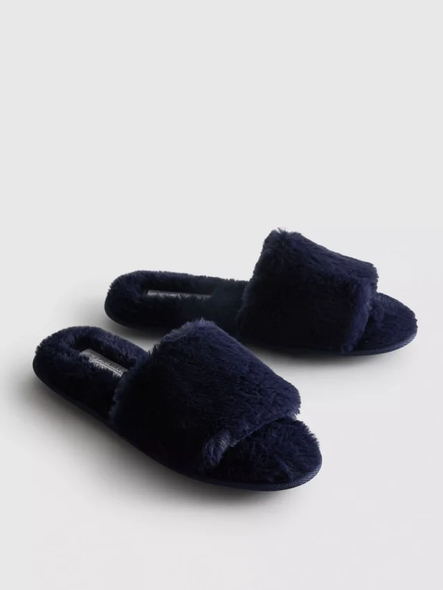 Pluizige pantoffels met gekruiste bandjes