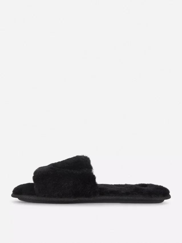 Pluizige pantoffels met gekruiste bandjes