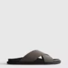 Poolslippers met gekruiste bandjes