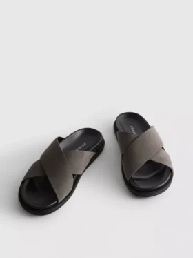 Poolslippers met gekruiste bandjes