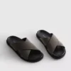 Poolslippers met gekruiste bandjes