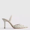 Pumps met puntige neus en stippenprint
