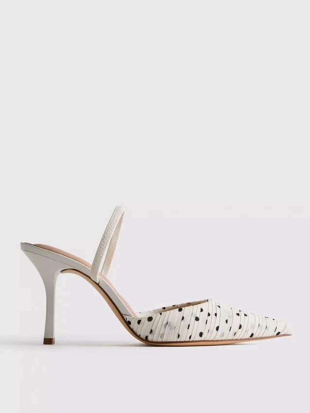 Pumps met puntige neus en stippenprint