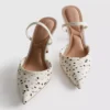 Pumps met puntige neus en stippenprint