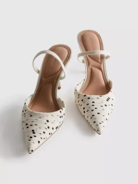 Pumps met puntige neus en stippenprint
