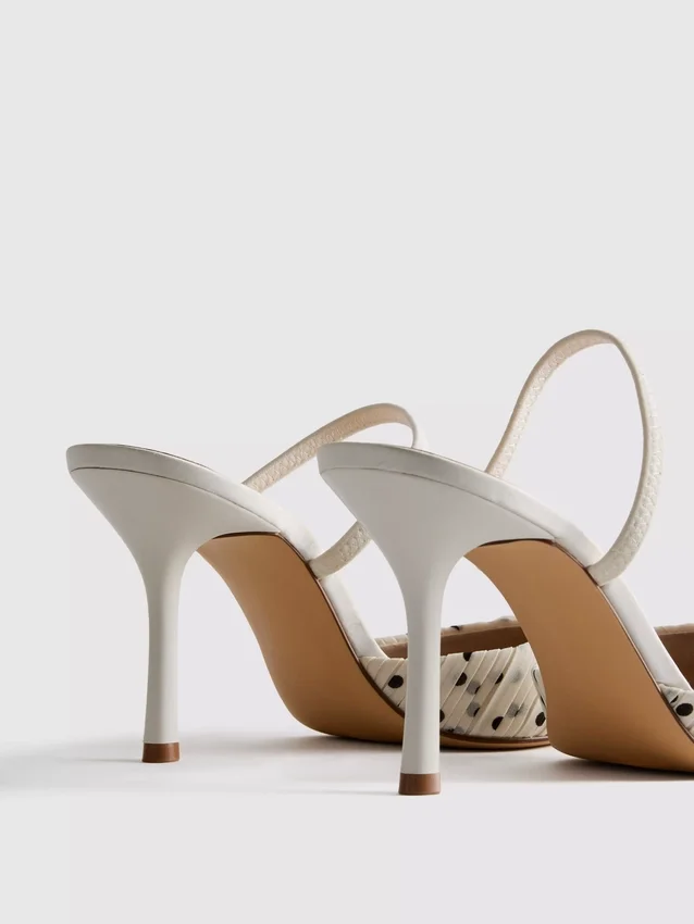 Pumps met puntige neus en stippenprint