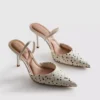 Pumps met puntige neus en stippenprint