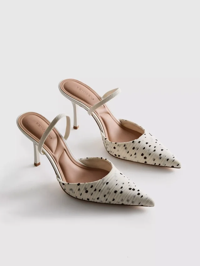 Pumps met puntige neus en stippenprint