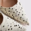 Pumps met puntige neus en stippenprint