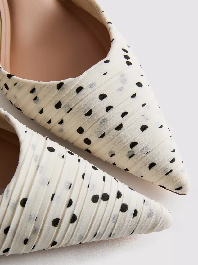 Pumps met puntige neus en stippenprint