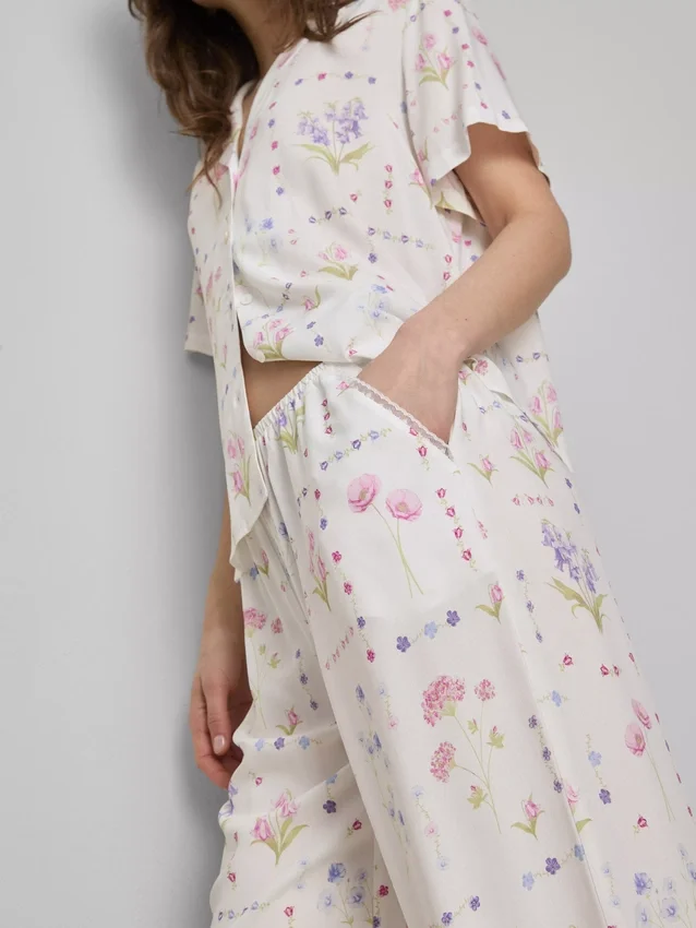 Pyjamabroek met bloemenprint en wijde pijpen
