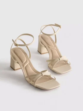 Sandalen met bandjes en blokhakken