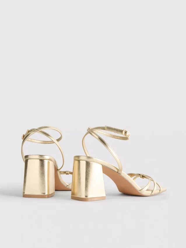Sandalen met bandjes en blokhakken