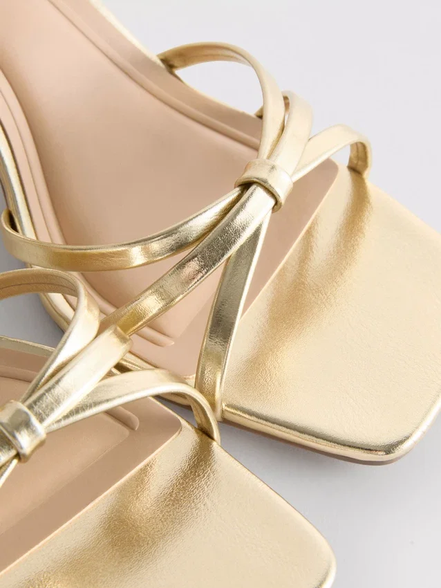 Sandalen met bandjes en blokhakken