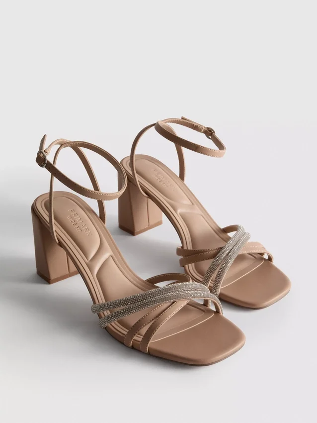 Sandalen met bandjes en strass op hakken