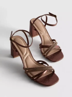 Sandalen met bandjes en strass op hakken