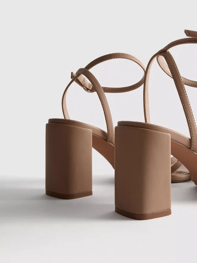 Sandalen met bandjes en strass op hakken