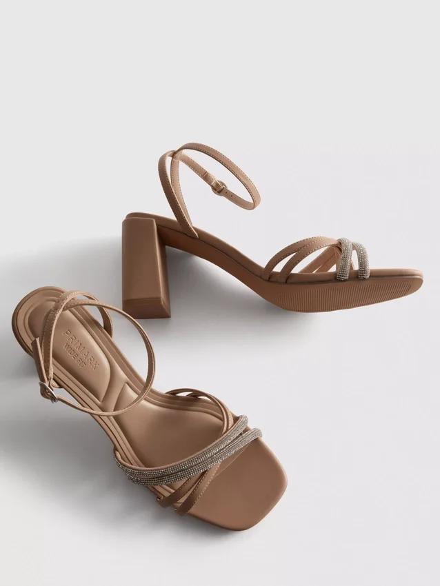 Sandalen met bandjes en strass op hakken