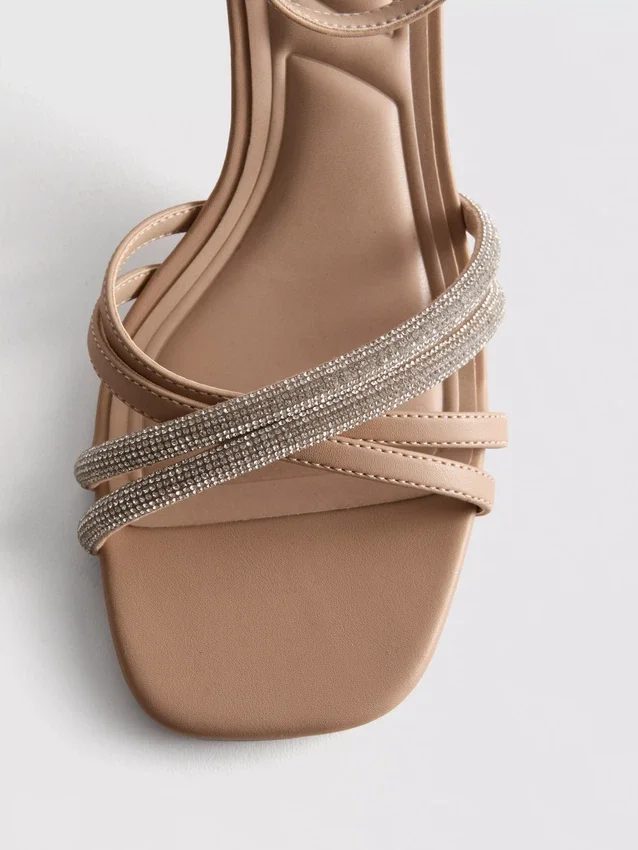 Sandalen met bandjes en strass op hakken