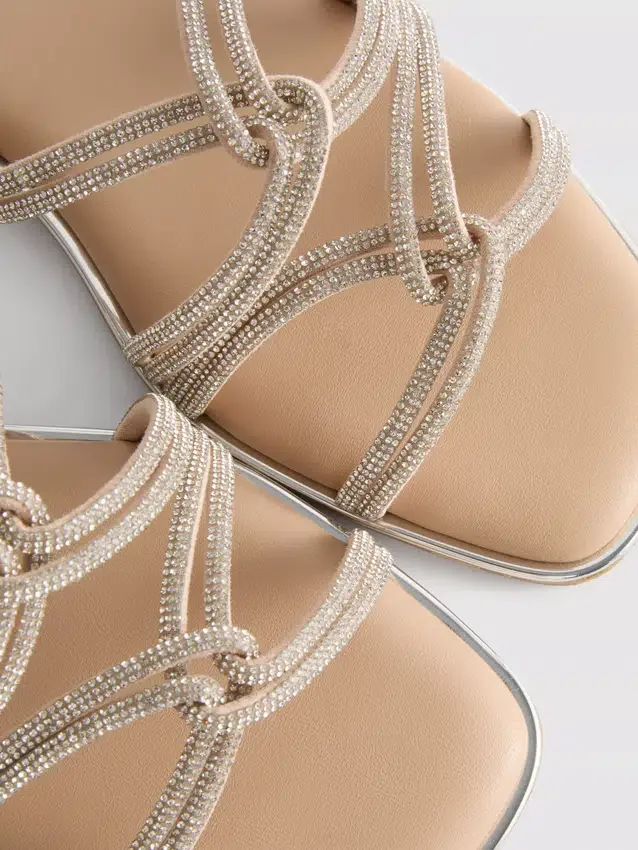 Sandalen met bandjes en strass-steentjes