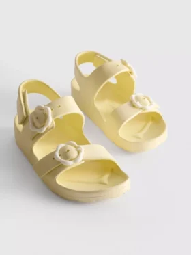 Sandalen met bloemenbandjes