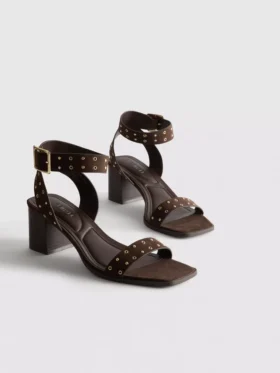 Sandalen met blokhak en studs