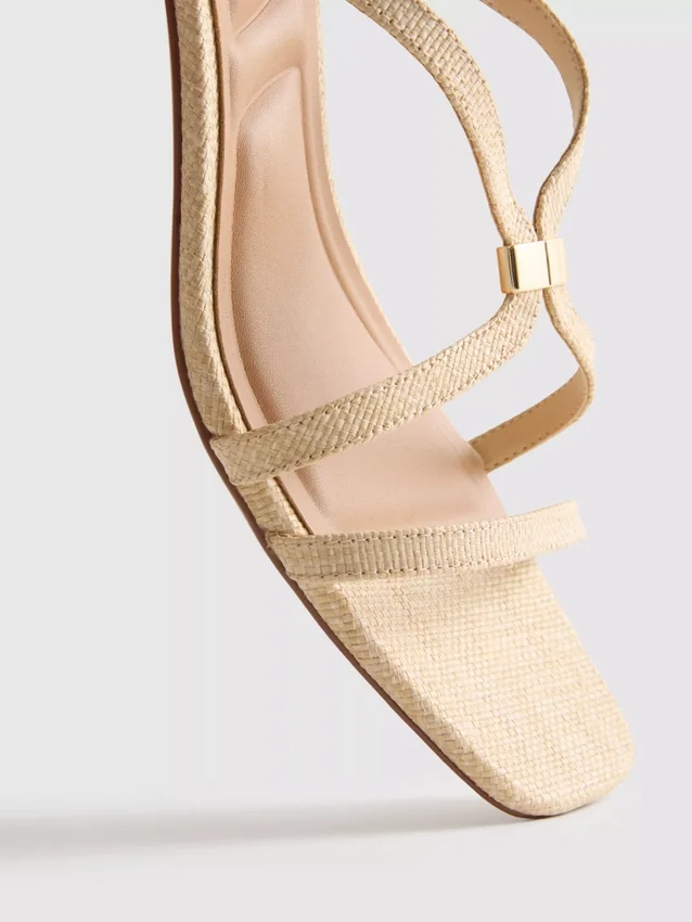 Sandalen met brede pasvorm, raffia-rand en blokhak