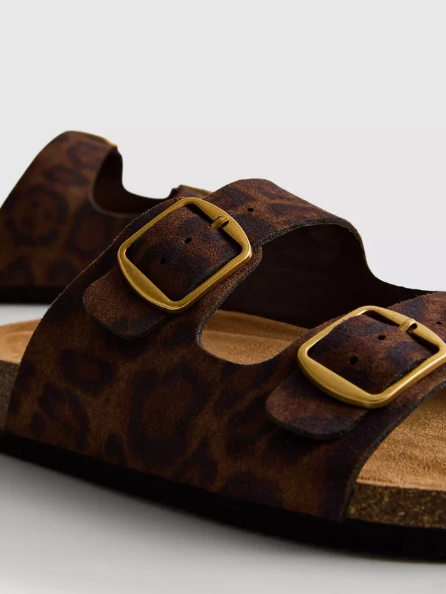 Sandalen met dubbele bandjes en voetbed in luipaardprint
