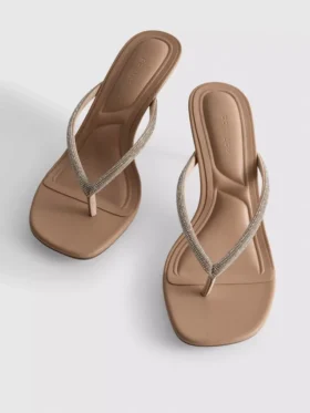 Sandalen met hak en teenband met strass-steentjes