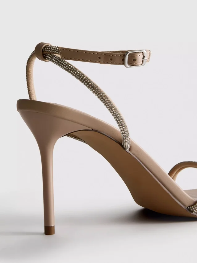 Sandalen met hakken en bandjes